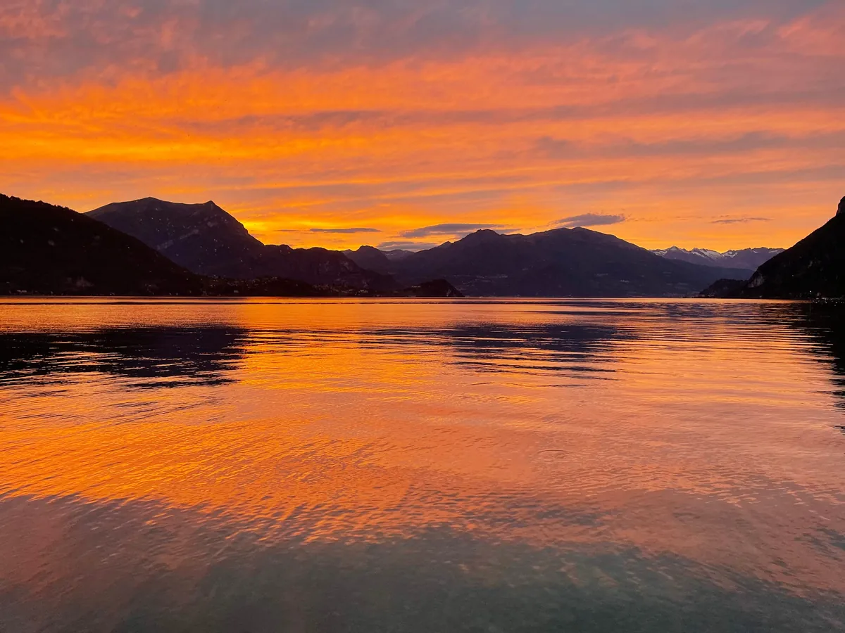 Prime luci sul lago