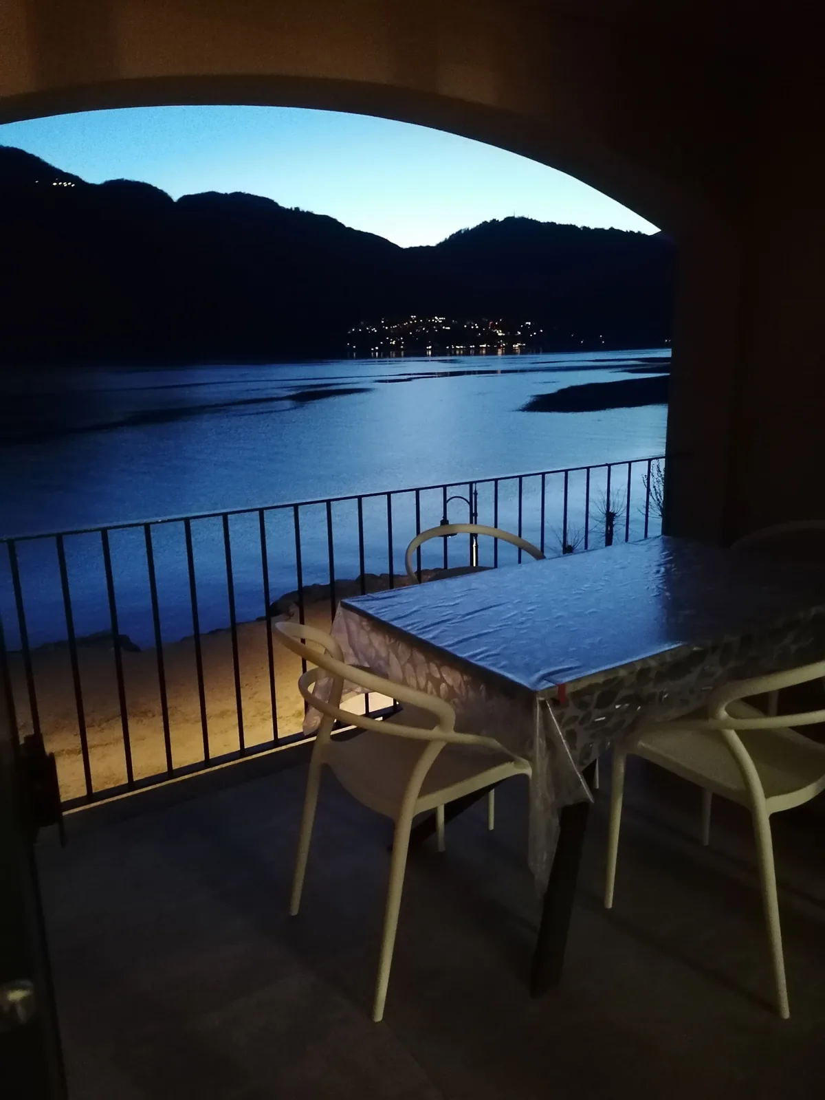 Il balcone di notte, con le luci sull'altra sponda