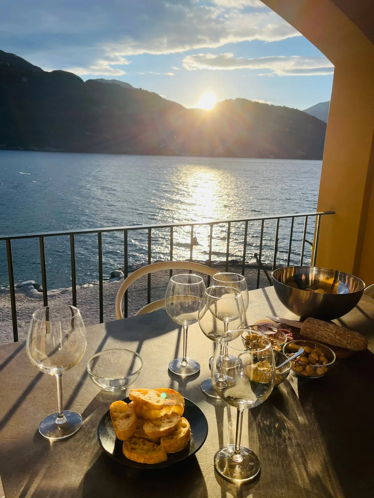 Il balcone di NewCastle al tramonto, sul Lago di Como a Lierna
