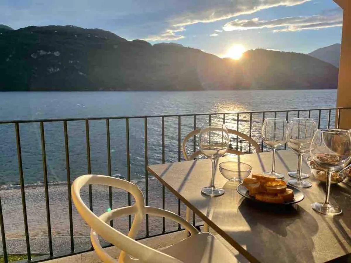 Aperitivo sul balcone con vista sul lago