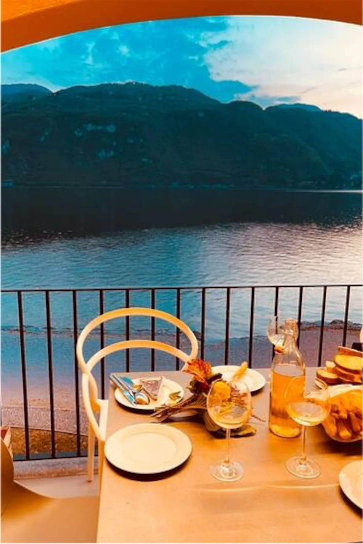 Tavola apparecchiata sul balcone mentre cala il sole