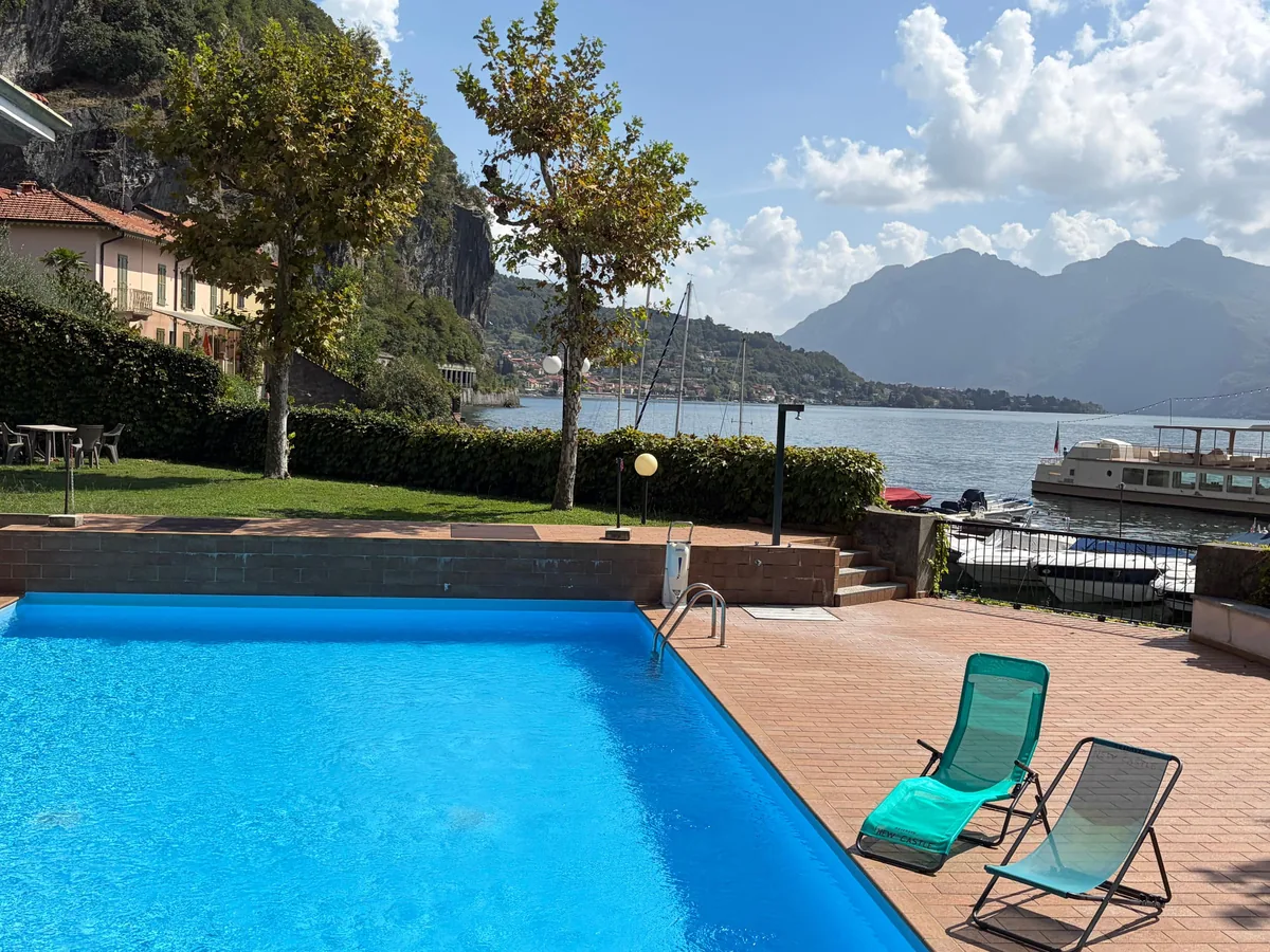 Piscina, giardino e lago