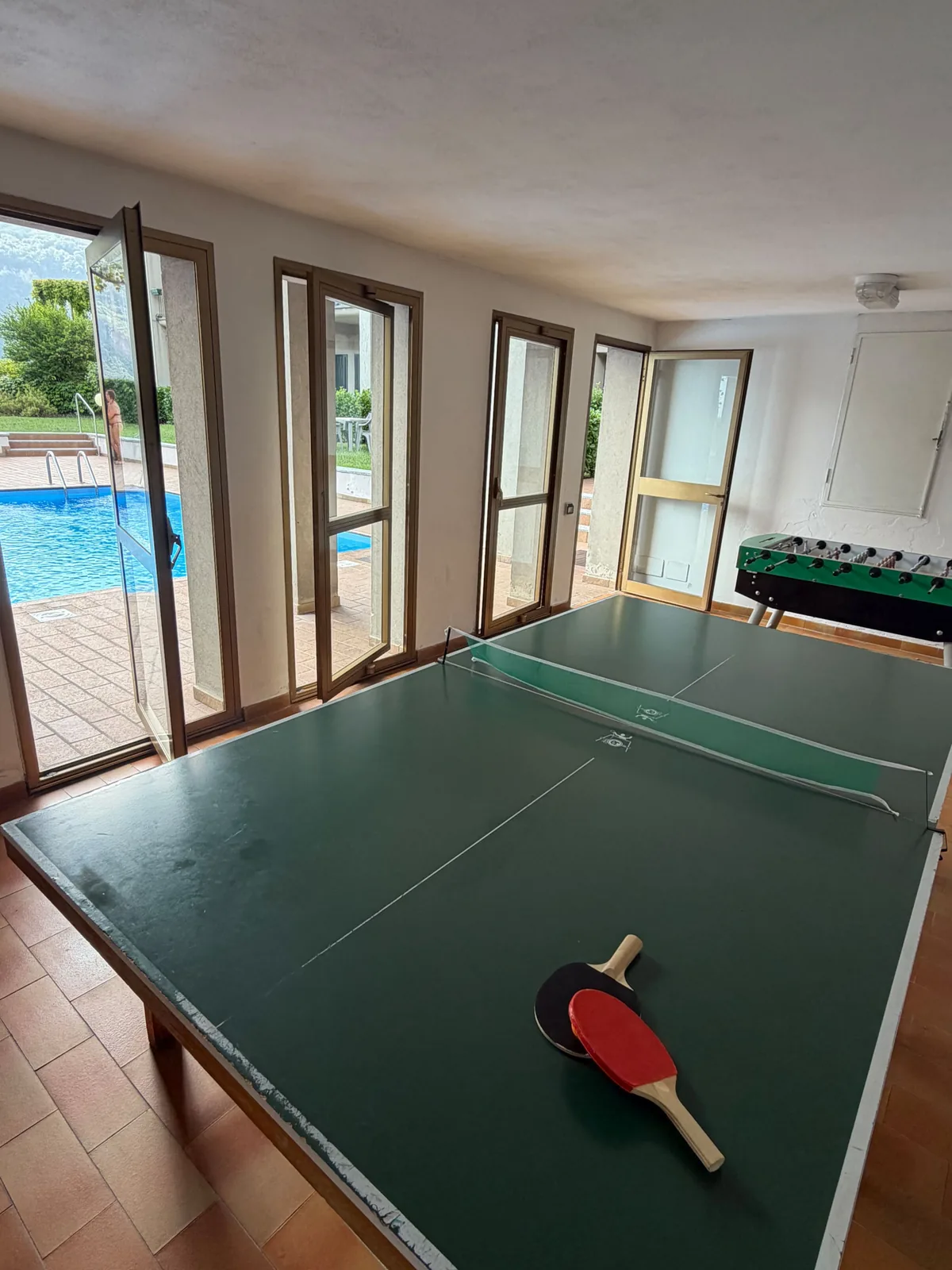 La sala con il tavolo da ping pong