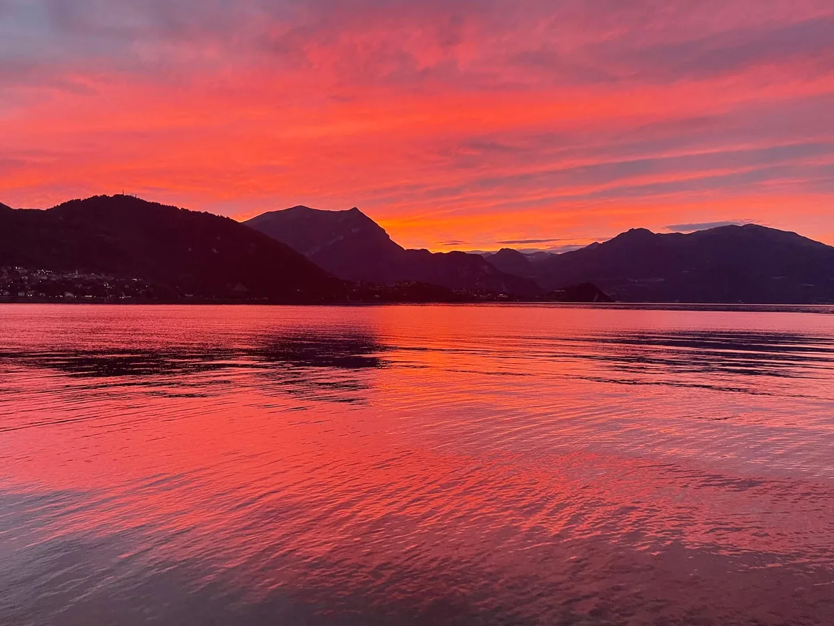 Tramonto rosso sul Lago di Como